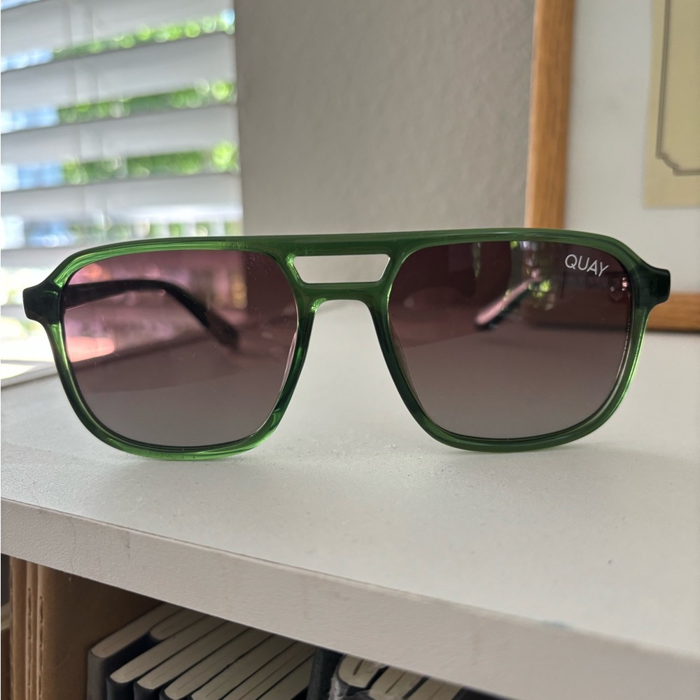 QUAY Women’s green polarized sunnies